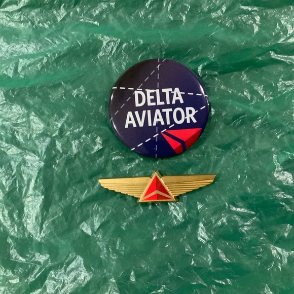 Delta Airlines DELTA AVIATOR Pin & Plastic Junior Pilot "Kiddie Wings" Pin - Picture 1 of 2